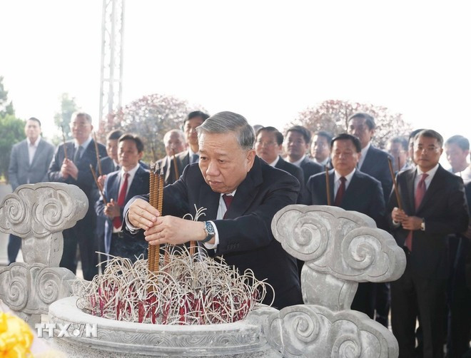 Tổng Bí thư Tô Lâm dâng hương tưởng niệm Tổng Bí thư Trần Phú tại xã Tùng Ảnh, huyện Đức Thọ, tỉnh Hà Tĩnh. Ảnh: Thống Nhất/TTXVN