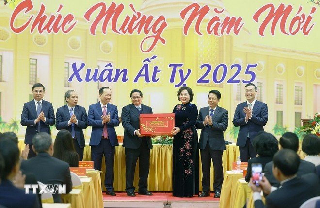 Thủ tướng Phạm Minh Chính chúc mừng năm mới ngành Ngân hàng. Ảnh: Dương Giang/TTXVN Thủ tướng Phạm Minh Chính chúc mừng năm mới ngành Ngân hàng. Ảnh: Dương Giang/TTXVN