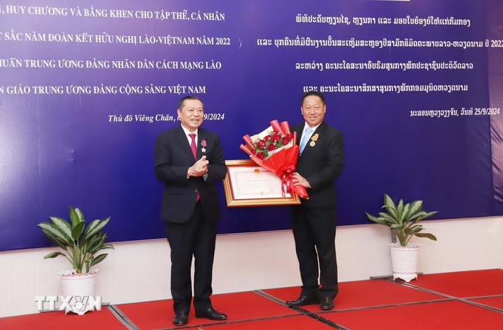 Thừa ủy quyền của Đảng và Nhà nước Việt Nam, ông Lại Xuân Môn, Ủy viên Trung ương Đảng, Phó Trưởng ban Thường trực Ban Tuyên giáo trao tặng Huân chương Độc lập hạng Nhì cho Ủy viên Trung ương Đảng, Phó Trưởng ban Thường trực Ban Tuyên huấn Lào Laopaoxiong Navongxay. Ảnh: Xuân Tú/TTXVN Thừa ủy quyền của Đảng và Nhà nước Việt Nam, ông Lại Xuân Môn, Ủy viên Trung ương Đảng, Phó Trưởng ban Thường trực Ban Tuyên giáo trao tặng Huân chương Độc lập hạng Nhì cho Ủy viên Trung ương Đảng, Phó Trưởng ban Thường trực Ban Tuyên huấn Lào Laopaoxiong Navongxay. Ảnh: Xuân Tú/TTXVN