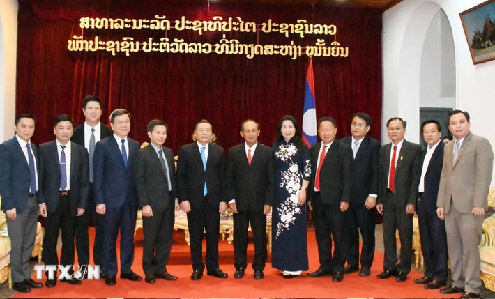 Ông Lại Xuân Môn cùng Đoàn Ban Tuyên giáo Trung ương chụp ảnh kỷ niệm với lãnh đạo tỉnh Luang Prabang. Ảnh: Xuân Tú/TTXVN Ông Lại Xuân Môn cùng Đoàn Ban Tuyên giáo Trung ương chụp ảnh kỷ niệm với lãnh đạo tỉnh Luang Prabang. Ảnh: Xuân Tú/TTXVN