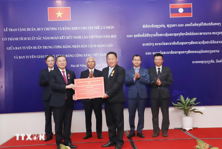 Ban Tuyên giáo Việt Nam tặng Ban Tuyên huấn Lào 10 bộ máy tính để phục vụ cho công tác chuyên môn. Ảnh: Xuân Tú/TTXVN Ban Tuyên giáo Việt Nam tặng Ban Tuyên huấn Lào 10 bộ máy tính để phục vụ cho công tác chuyên môn. Ảnh: Xuân Tú/TTXVN