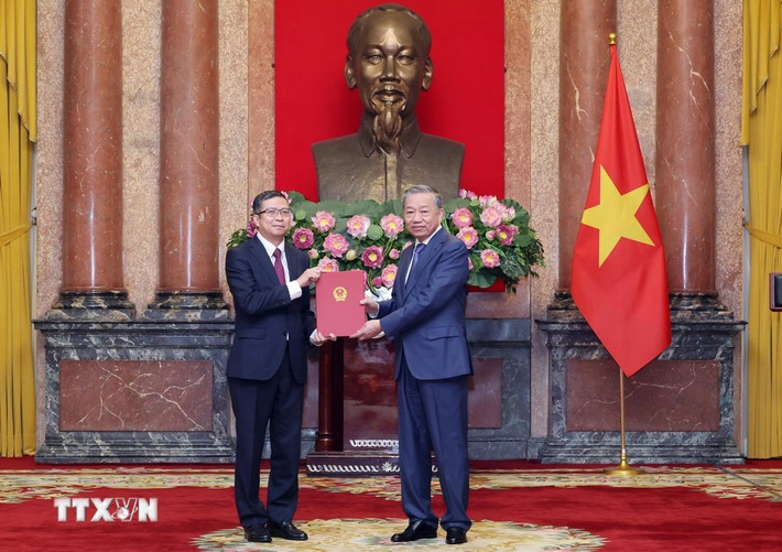 Tổng Bí thư, Chủ tịch nước Tô Lâm trao Quyết định bổ nhiệm Đại sứ Việt Nam tại nước ngoài cho ông Phạm Thanh Bình. Ảnh: Lâm Khánh/TTXVN Tổng Bí thư, Chủ tịch nước Tô Lâm trao Quyết định bổ nhiệm Đại sứ Việt Nam tại nước ngoài cho ông Phạm Thanh Bình. Ảnh: Lâm Khánh/TTXVN