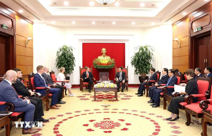 Chủ tịch Hội đồng Lý luận Trung ương, Giám đốc Học viện Chính trị Quốc gia Hồ Chí Minh Nguyễn Xuân Thắng tiếp Phó Chủ tịch Đảng Cánh tả Đức Maximilian Schirmer. Ảnh: Phương Hoa/TTXVN Chủ tịch Hội đồng Lý luận Trung ương, Giám đốc Học viện Chính trị Quốc gia Hồ Chí Minh Nguyễn Xuân Thắng tiếp Phó Chủ tịch Đảng Cánh tả Đức Maximilian Schirmer. Ảnh: Phương Hoa/TTXVN