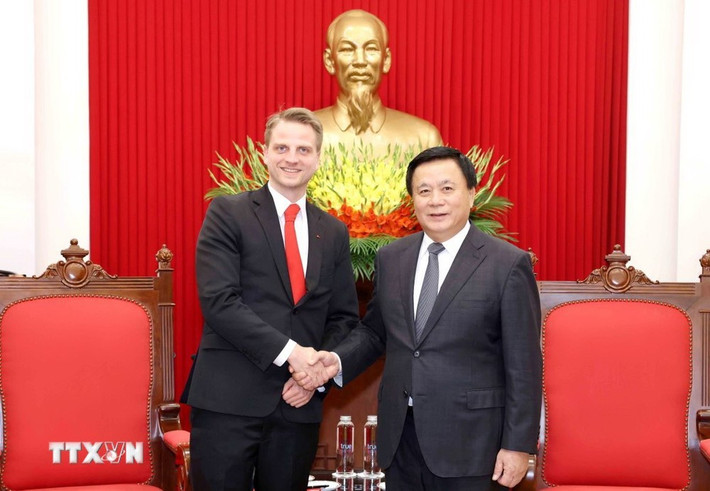 Chủ tịch Hội đồng Lý luận Trung ương, Giám đốc Học viện Chính trị Quốc gia Hồ Chí Minh Nguyễn Xuân Thắng tiếp Phó Chủ tịch Đảng Cánh tả Đức Maximilian Schirmer. Ảnh: Phương Hoa/TTXVN Chủ tịch Hội đồng Lý luận Trung ương, Giám đốc Học viện Chính trị Quốc gia Hồ Chí Minh Nguyễn Xuân Thắng tiếp Phó Chủ tịch Đảng Cánh tả Đức Maximilian Schirmer. Ảnh: Phương Hoa/TTXVN