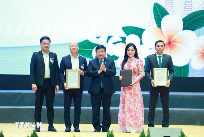 Bộ trưởng Bộ Kế hoạch và Đầu tư Nguyễn Chí Dũng trao chứng nhận đăng ký và thỏa thuận đầu tư cho các doanh nghiệp Việt Nam có hợp tác với Lào. Ảnh: Dương Giang/TTXVN Bộ trưởng Bộ Kế hoạch và Đầu tư Nguyễn Chí Dũng trao chứng nhận đăng ký và thỏa thuận đầu tư cho các doanh nghiệp Việt Nam có hợp tác với Lào. Ảnh: Dương Giang/TTXVN