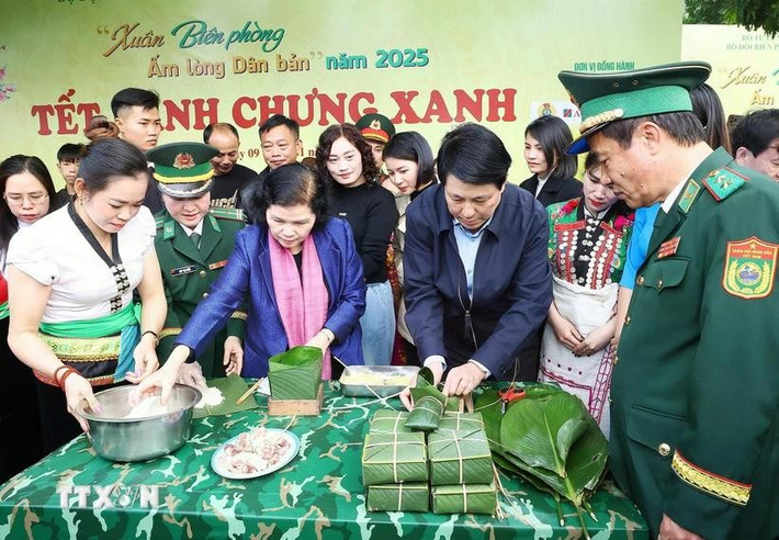 Chủ tịch nước Lương Cường cùng Bí thư Tỉnh ủy Lai Châu Giàng Páo Mỷ gói bánh chưng truyền thống tại xã Pa Tần, huyện Sìn Hồ, tỉnh Lai Châu. Ảnh: Lâm Khánh/TTXVN Chủ tịch nước Lương Cường cùng Bí thư Tỉnh ủy Lai Châu Giàng Páo Mỷ gói bánh chưng truyền thống tại xã Pa Tần, huyện Sìn Hồ, tỉnh Lai Châu. Ảnh: Lâm Khánh/TTXVN