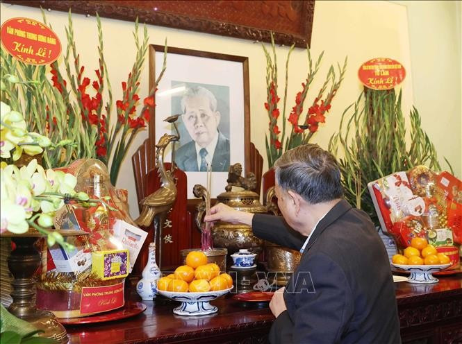Tổng Bí thư Tô Lâm thắp hương tưởng nhớ Tổng Bí thư Lê Duẩn. Ảnh: Thống Nhất/TTXVN Tổng Bí thư Tô Lâm thắp hương tưởng nhớ Tổng Bí thư Lê Duẩn. Ảnh: Thống Nhất/TTXVN