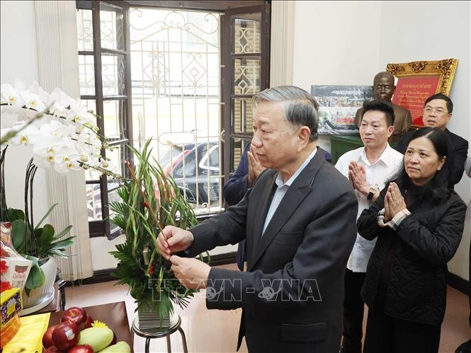 Tổng Bí thư Tô Lâm đến thắp hương tưởng nhớ Tổng Bí thư Đỗ Mười. Ảnh: Thống Nhất/TTXVN Tổng Bí thư Tô Lâm đến thắp hương tưởng nhớ Tổng Bí thư Đỗ Mười. Ảnh: Thống Nhất/TTXVN