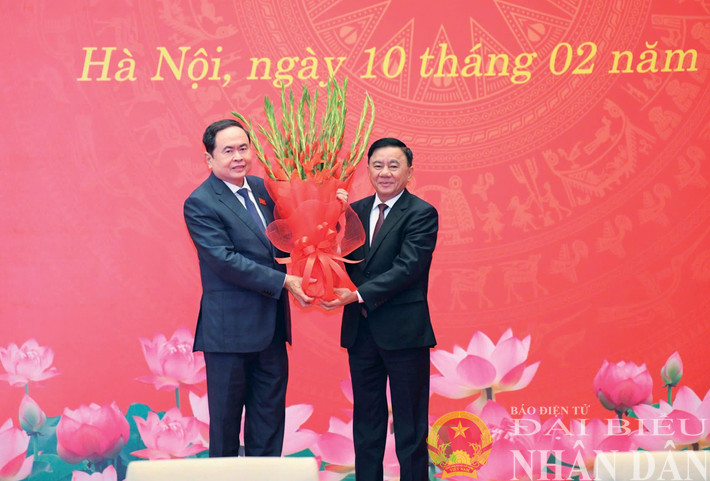 Thay mặt Bộ Chính trị, Thường trực Ban Bí thư Trần Cẩm Tú tặng hoa chúc mừng Chủ tịch Quốc hội Trần Thanh Mẫn và Ban Chấp hành Đảng bộ Quốc hội nhiệm kỳ 2020 - 2025. Ảnh: Lâm Hiển dbnd_br_img-6688.jpg