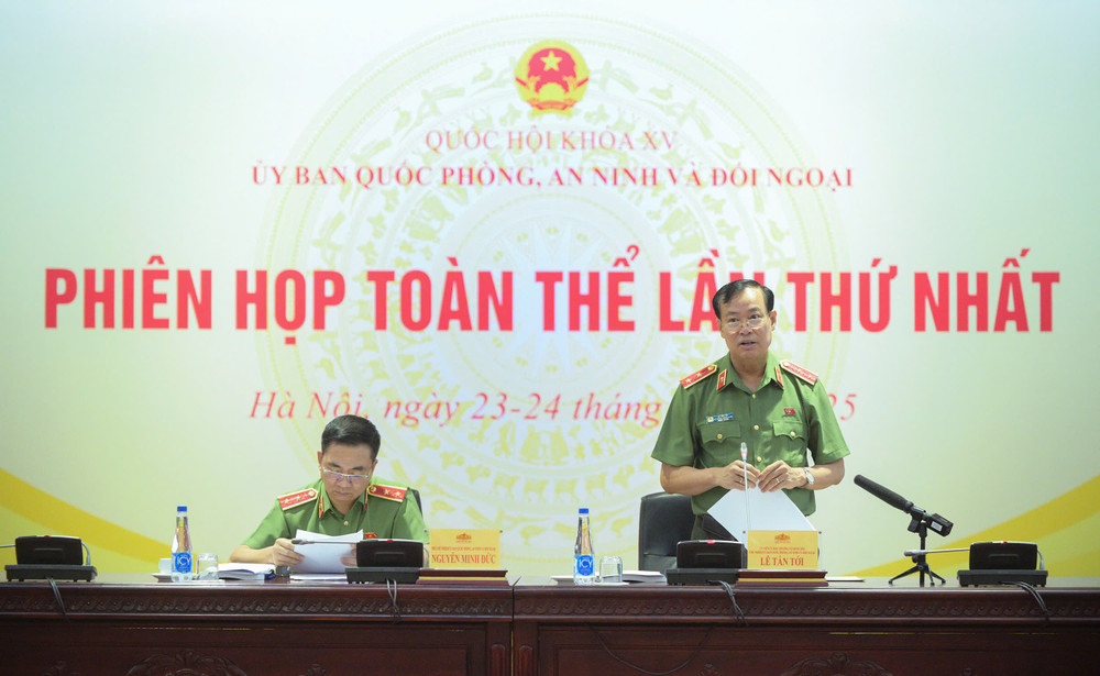 Chủ nhiệm Ủy ban Quốc phòng, An ninh và Đối ngoại, Trung tướng Lê Tấn Tới phát biểu Chủ nhiệm Ủy ban Quốc phòng, An ninh và Đối ngoại, Trung tướng Lê Tấn Tới phát biểu
