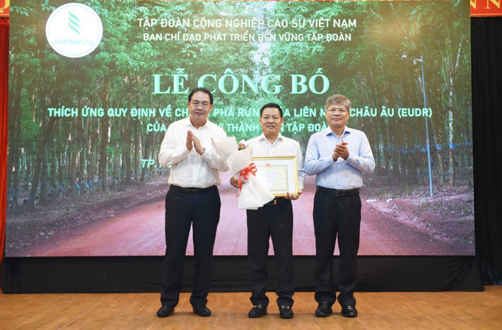 Lãnh đạo Công ty CP Cao su Chư Sê Kampong Thom, đơn vị đầu tư ở nước ngoài đã có thành tích xuất sắc trong công tác triển khai thực hiện tuân thủ quy định chống phá rừng của Liên minh Châu Âu (EUDR) dsc-6771-1280x842.jpg