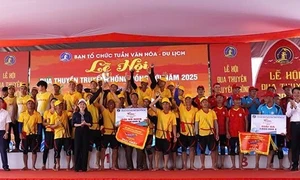 Các thuyền đua chuẩn bị xuất phát