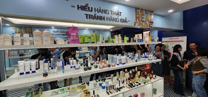 Trưng bày hàng thật, hàng giả để người tiêu dùng nhận biết z6407133000585-f35fa083acfbdd4e39d5fb0116356536.jpg