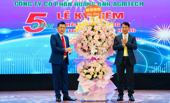 Phó Chủ tịch UBND tỉnh Vĩnh Phúc Nguyễn Khắc Hiếu tặng lẵng hoa chúc mừng z6162943073714-12cba944042d157d986600e134b6081f.jpg