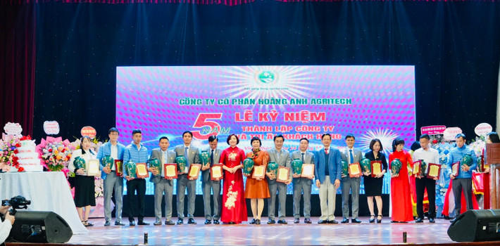 Ghi nhận những đóng góp cho Công ty, Chủ tịch HĐQT Trần Văn Tư tặng những món quà tri ân và động viên z6162943072930-36892e5b180e09e6df7571ff3cca8282.jpg