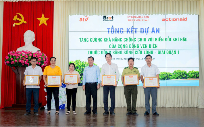 Khen thưởng những tổ chức, cá nhân đóng góp tiêu biểu vào Dự án. Ảnh: TN&MT khen-thuong.jpg