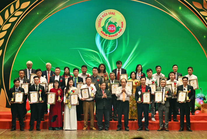 Lãnh đạo Công ty nhận Thương hiệu vàng nông nghiệp Việt Nam 2024 dsc-6071-1881-6902.jpg