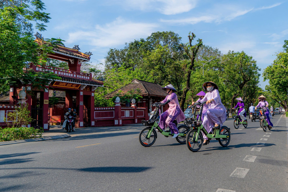 Diễu hành bằng xe đạp điện GCOO đi qua Đại Nội Huế và các tuyến đường biểu tượng của thành phố Huế. hue-xanh.jpg