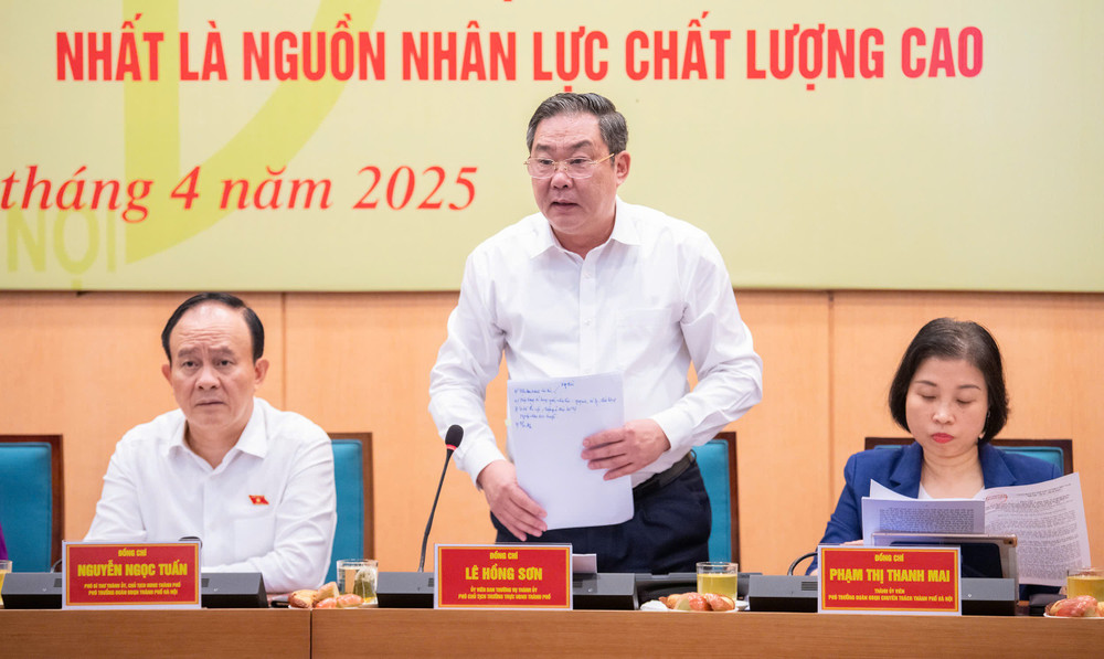 Phó Chủ tịch Thường trực UBND thành phố Hà Nội Lê Hồng Sơn báo cáo Đoàn giám sát Phó Chủ tịch Thường trực UBND thành phố Hà Nội Lê Hồng Sơn báo cáo Đoàn giám sát