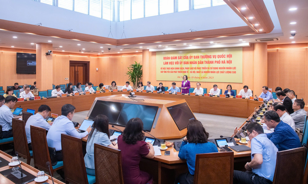 Quang cảnh cuộc làm việc giữa Đoàn giám sát của Ủy ban Thường vụ Quốc hội với Ủy ban nhân dân thành phố Hà Nội, chiều 18.4 5d82093ebaca099450db.jpg