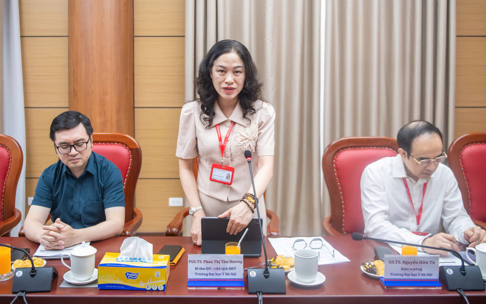 PGS.TS. Phan Thị Thu Hương, Bí thư Đảng ủy, Chủ tịch Hội đồng trường Trường Đại học Y Hà Nội phát biểu tại cuộc làm việc PGS.TS. Phan Thị Thu Hương, Bí thư Đảng ủy, Chủ tịch Hội đồng trường Trường Đại học Y Hà Nội phát biểu tại cuộc làm việc