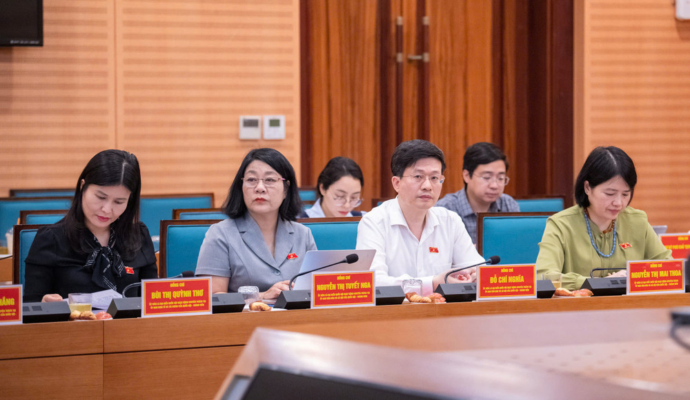 Các thành viên Đoàn giám sát tại cuộc làm việc Các thành viên Đoàn giám sát tại cuộc làm việc