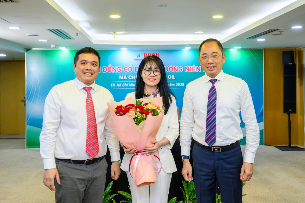 Ông Cao Hoài Dương - Chủ tịch HĐQT PVOIL (bên phải) và ông Nguyễn Đăng Trình - Thành viên HĐQT kiêm Tổng Giám đốc PVOIL (bên trái) chúc mừng bà Nguyễn Linh Giang được ĐHĐCĐ bầu vào HĐQT PVOIL hinh-3.jpg