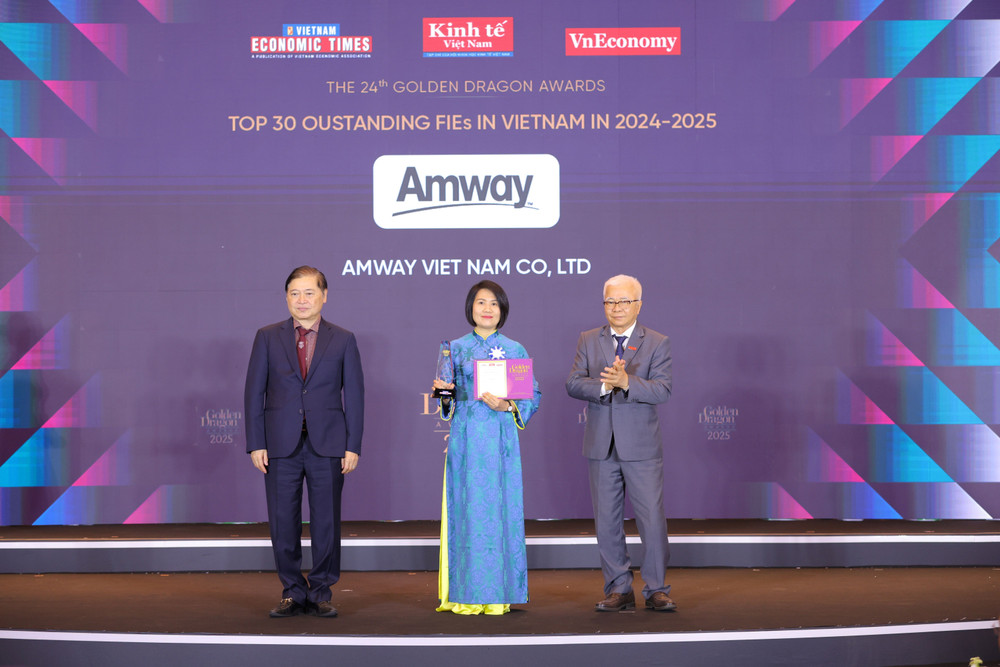 Đại diện Amway Việt Nam nhận giải thưởng từ Ban tổ chức h1.jpg