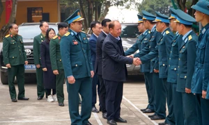 Lào Cai: Phó trưởng Đoàn ĐBQH chuyên trách Sùng A Lềnh chúc Tết các tập thể, người có công tại huyện Bảo Thắng