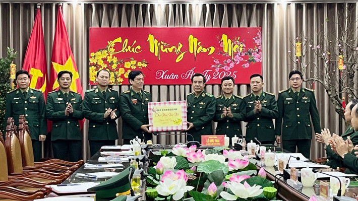 Trung tướng Lê Đức Thái và Trung tướng Nguyễn Anh Tuấn tặng quà cán bộ, chiến sĩ BĐBP tỉnh Lào Cai trung-tuong-le-duc-thai-tu-lenh-va-trung-tuong-nguyen-anh-tuan-chinh-uy-bdbp-tang-qua-dong-vien-can-bo-chien-si-bdbp-tinh-lao-cai.jpg