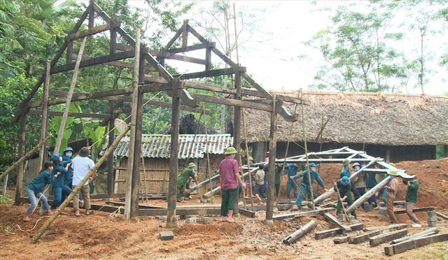Phát động Phong trào thi đua “Xóa nhà tạm, nhà dột nát” trên địa bàn tỉnh Lào Cai. nha-dot-nat-tuyen-qu-1697702892073741779383-8610.jpg