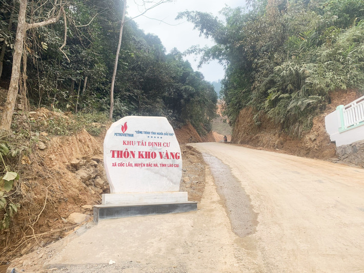 Cổng vào khu tái định cư thôn Kho Vàng. Ảnh: An Nhiên z6260125546785-f793ca68aa0092e0d4f1a4899c29ad25.jpg
