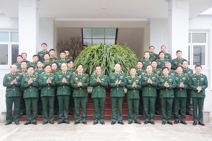 Đoàn công tác chụp ảnh lưu niệm với cán bộ, chiến sĩ Bộ đội Biên phòng tỉnh Lào Cai doan-cong-tac-cua-bo-tu-lenh-bdp-chup-anh-luu-niem-voi-can-bo-bo-chi-huy-bdbp-tinh-lao-cai.jpg