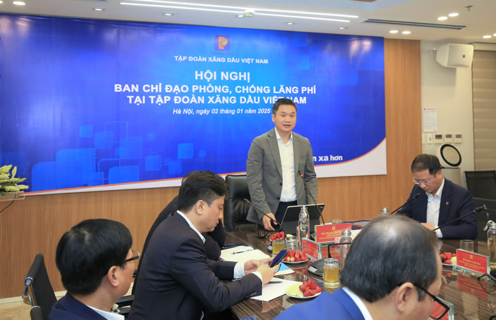 Ủy viên BTV Đảng ủy Khối DNTW, Bí thư Đảng ủy, Chủ tịch HĐQT Tập đoàn Xăng dầu Việt Nam Phạm Văn Thanh chủ trì Hội nghị. img-4610.jpg