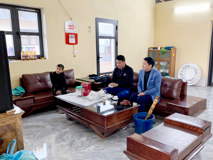 Phó Chủ tịch UBND xã Nậm Lúc Đặng Quốc Khánh hỏi thăm gia đình anh Lý Seo Dì, gia đình bị thiệt hại nặng nề về người và của sau trận lũ dữ. Ảnh: An Nhiên z6260121058898-53e81cc8bf855823e92647587e18c6e3.jpg