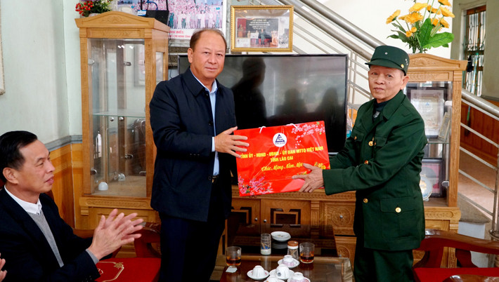 Phó trưởng Đoàn ĐBQH chuyên trách tỉnh Lào Cai Sùng A Lềnh thay mặt Tỉnh ủy - HĐND - UBND - Ủy ban MTTQ Việt Nam tỉnh tặng quà Tết thương binh Hoàng Văn Nương. Ảnh: Vân Thảo img-20250115-123724.jpg