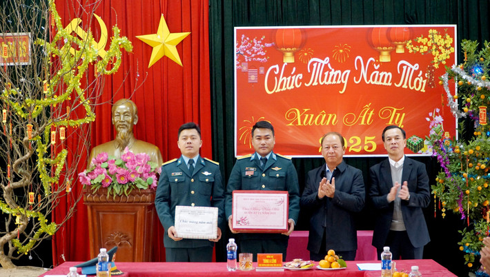 Đoàn công tác chúc Tết tại Trạm Rada 36. Ảnh: Vân Thảo img-20250115-123528.jpg