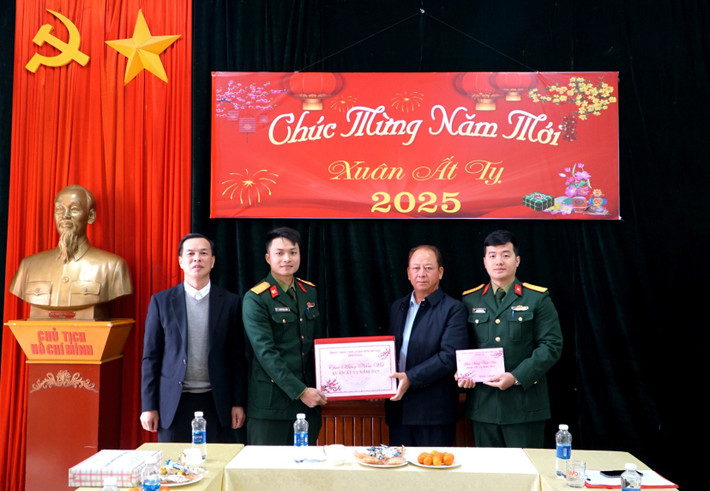 Đoàn công tác chúc Tết và tặng quà cho cán bộ, chiến sĩ Đại đội 17. Ảnh: Vân Thảo img-20250115-123616.jpg