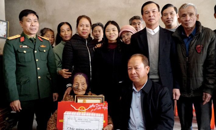 Đoàn công tác tặng quà cụ Nguyễn Thị Mười tròn 100 tuổi. Ảnh: Vân Thảo img-20250115-123808.jpg