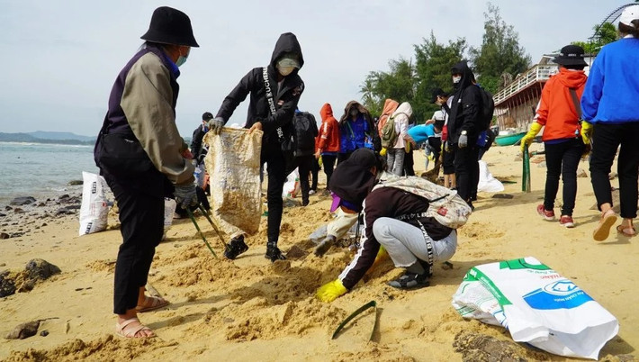 Đoàn viên, thanh niên tỉnh Phú Yên tham gia dọn rác khu vực biển Hòn Yến. Ảnh: WWF Việt Nam phu-yen-4.jpg