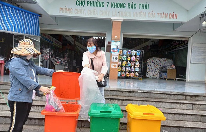 Người dân phường 7, TP. Tuy Hòa đã tự giác thực hiện phân loại rác đúng theo quy định. Ảnh: WWF Việt Nam phu-yen-3.jpg