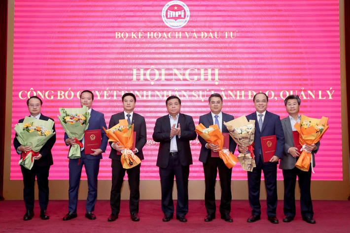 Bộ trưởng Nguyễn Chí Dũng chúc mừng các cán bộ được điều động, bổ nhiệm. Ảnh: Đức Trung/MPI 01.JPG