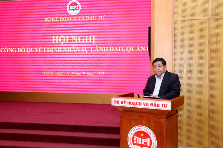 Bộ trưởng Nguyễn Chí Dũng yêu cầu các cán bộ vừa được điều động, bổ nhiệm phải gương mẫu, tiên phong. Ảnh: Đức Trung/MPI 03.JPG