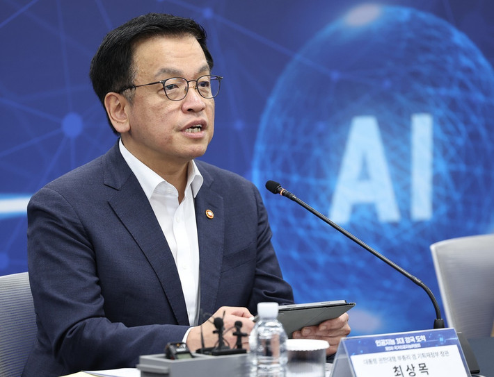 Quyền Tổng thống Hàn Quốc Choi Sang-mok phát biểu tại cuộc họp của Ủy ban Trí tuệ nhân tạo quốc gia ngày 19.2. Ảnh: Yonhap Quyền Tổng thống Hàn Quốc Choi Sang-mok phát biểu tại cuộc họp của Ủy ban Trí tuệ nhân tạo quốc gia ngày 19.2. Ảnh: Yonhap