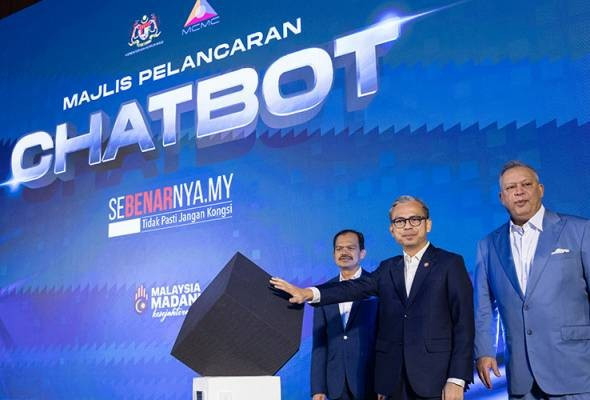 Bộ trưởng Truyền thông Fahmi Fadzil trong buổi ra mắt chatbot chống tin giả trực tuyến. Ảnh: Antara img-6812.jpg