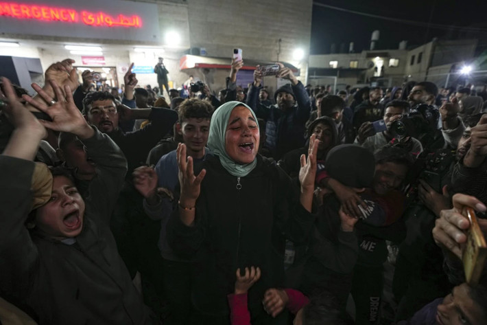 Người dân Gaza bày tỏ vui mừng trước thỏa thuận ngừng bắn giữa Israel và Hamas ngày 15.1. Ảnh: AP b41a0179-f178-4e95-aa21-52980bf35908.jpg