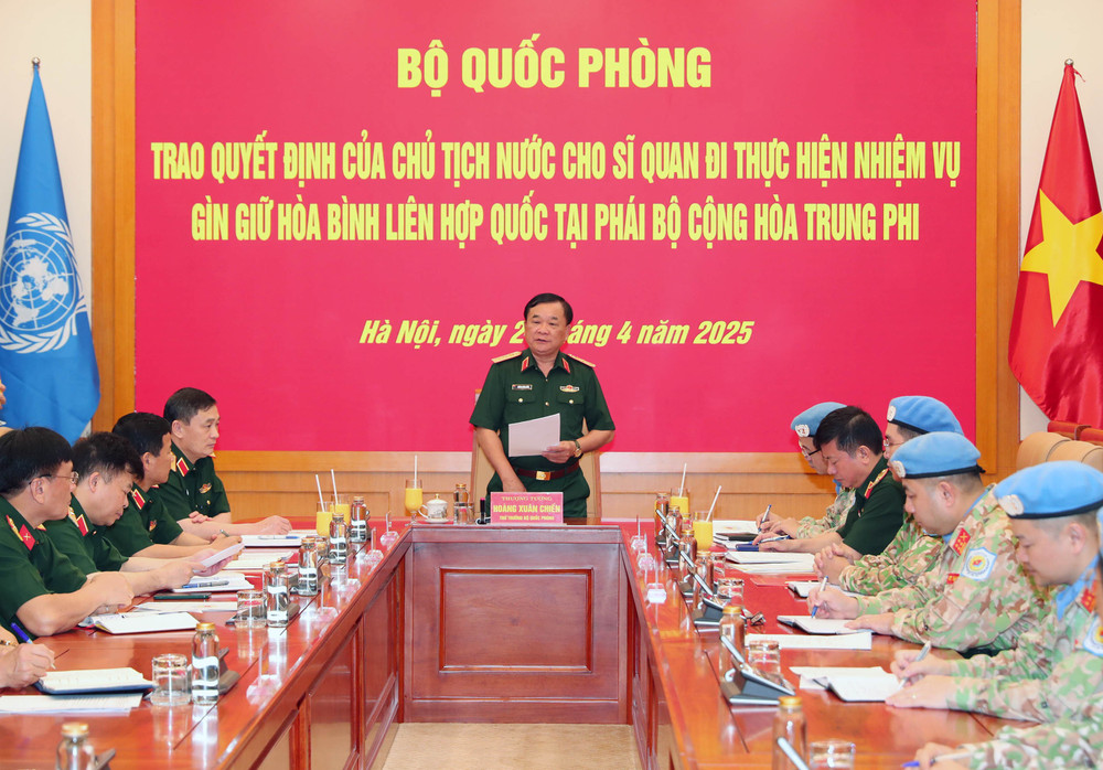 Thứ trưởng Bộ Quốc phòng, Thượng tướng Hoàng Xuân Chiến giao nhiệm vụ cho Thiếu tá Sử Tấn Phi Long a-1.jpg