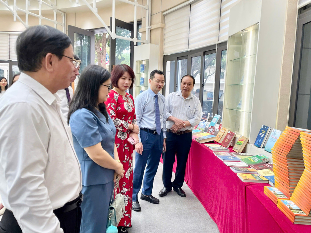 Đại biểu tham quan trưng bày sách, tư liệu về văn hóa đọc, Thủ đô Hà Nội, Việt Nam đổi mới k2.jpg