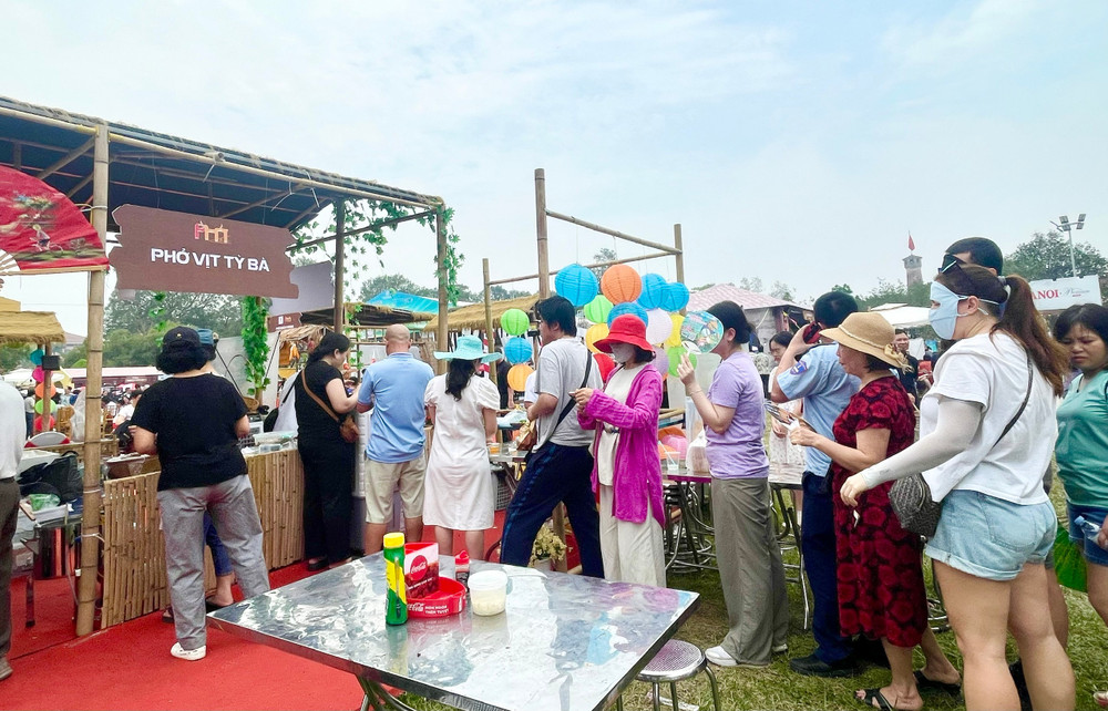 Để mua được suất phở vịt tỳ bà, thực khách phải xếp hàng sau khi đăng ký và trả tiền trước 2.jpg