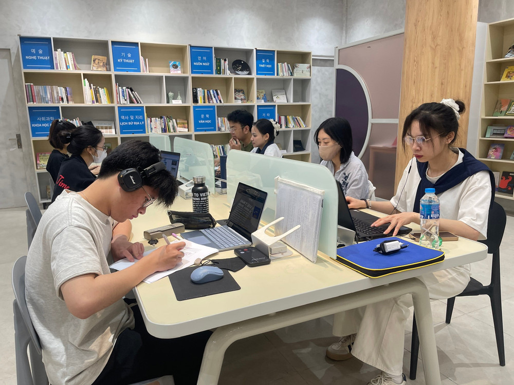 Bạn đọc tại Trung tâm Văn hóa và Thư viện Hà Nội hn.jpg